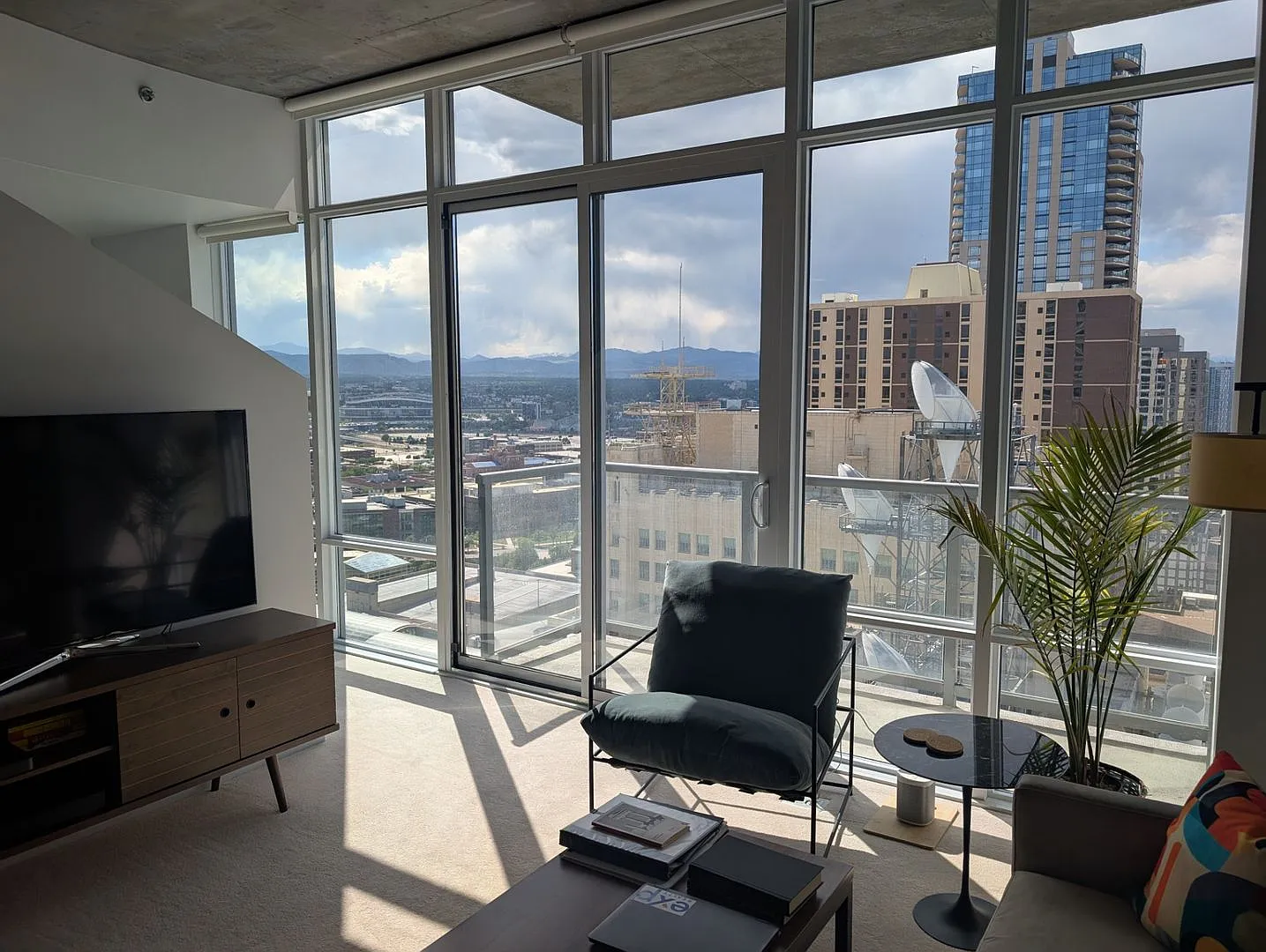 Luxury 1 Bedroom + Den - Breathtaking Mountain Views — Photo 2