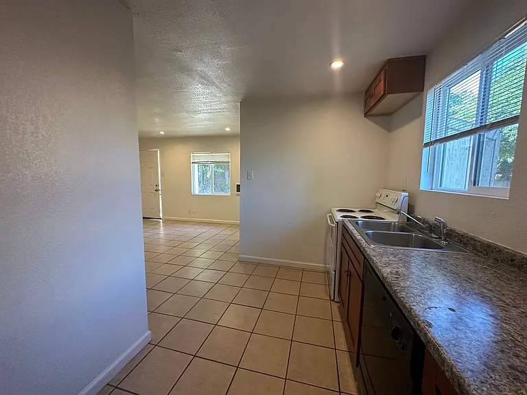918 1/2 Santa Fe Ave — Photo 11