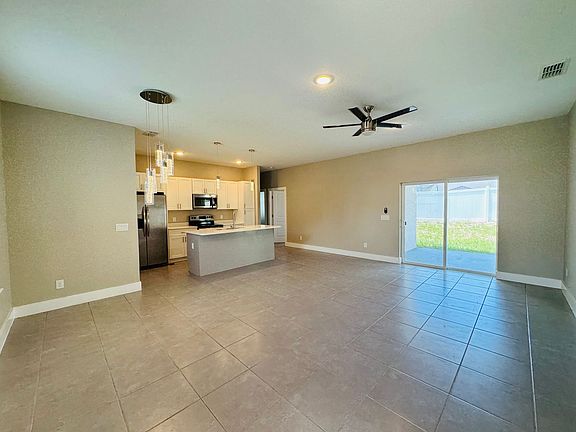 4th image of 250 Gladiola Ct