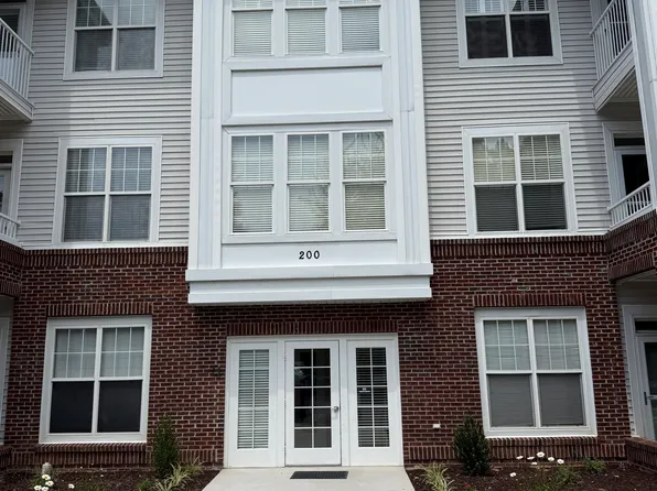 223 Eyam Hall Ln #223, Apex, NC 27502