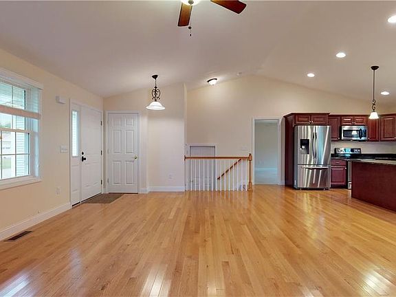 3rd image of 56 Sophia Ct