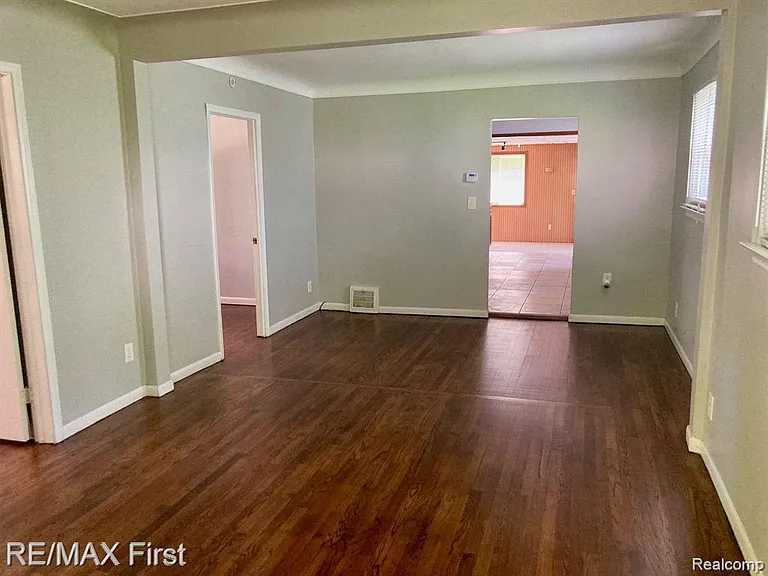 340 E Maxlow Ave — Photo 3