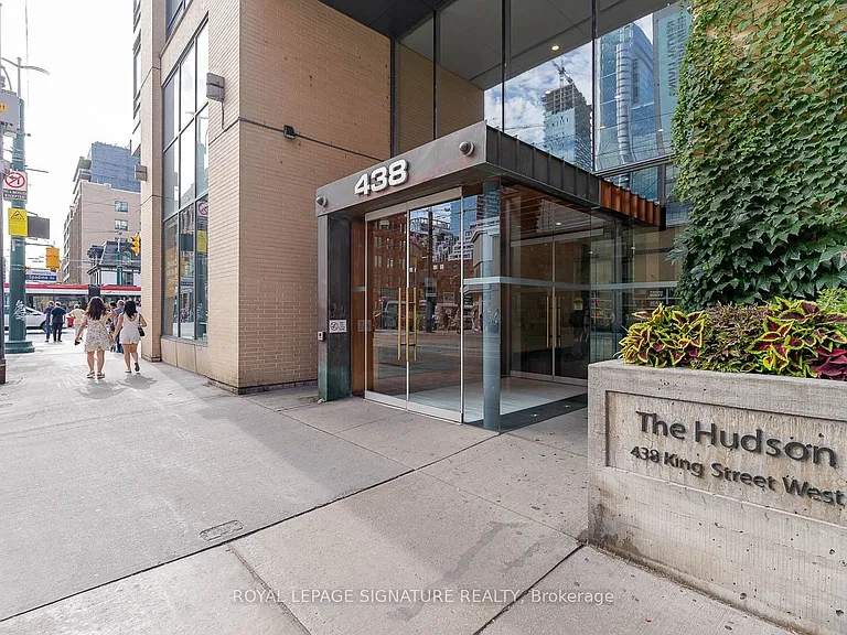 438 King St W #1417 — Photo 41