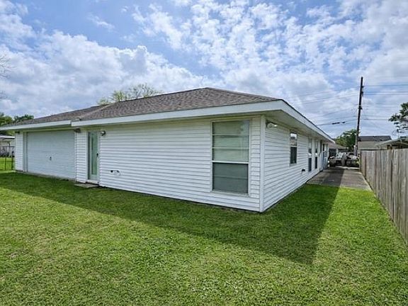 4th image of 304 Holiday Dr