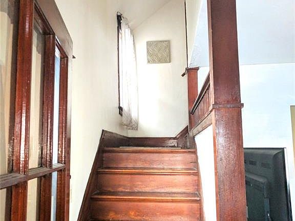 2nd image of 140 Pomona Pl