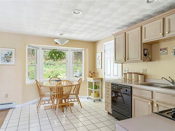 4th image of 21 Meadow Glen Dr