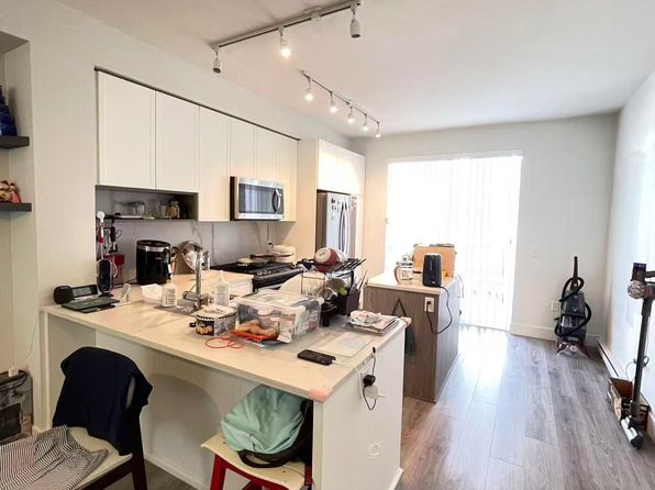 2 bedroom rental in Surrey — photo 5
