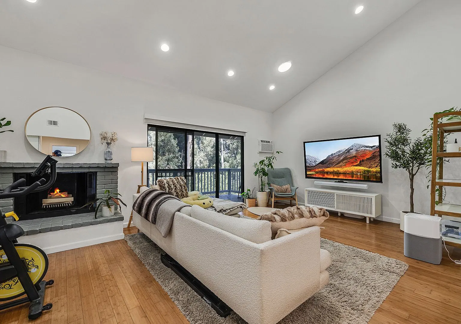 Large, Remodeled 3Bed/2.5Ba Townhome in Hayward Gated Community — Photo 3