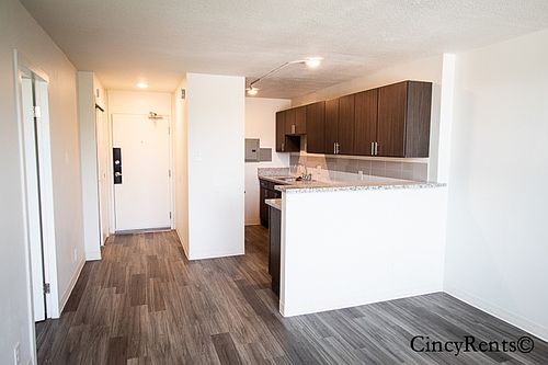 3rd image of 2515 Burnet Ave #906