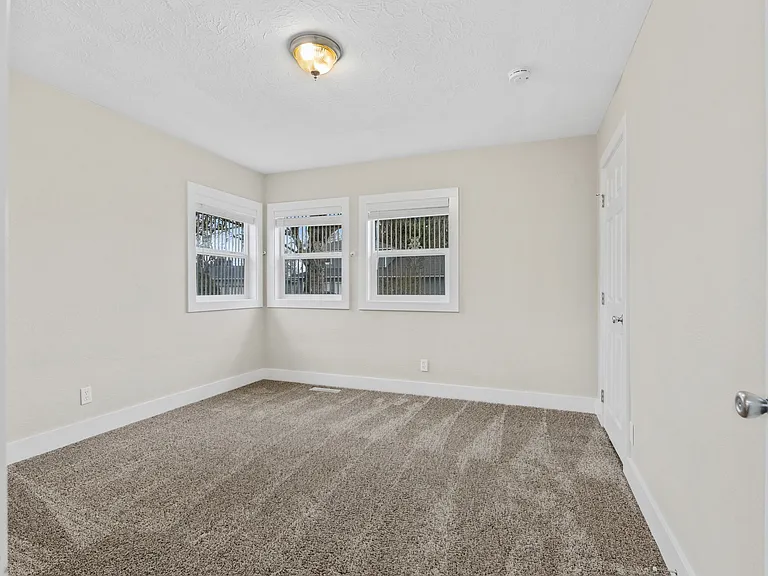 235 Riviera Dr NE — Photo 17