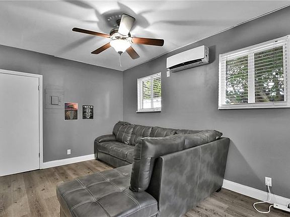 5th image of 201 SE 23rd St APT 3