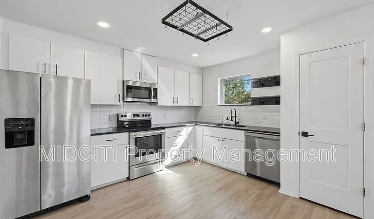 1198 Green Hill Dr — Photo 6