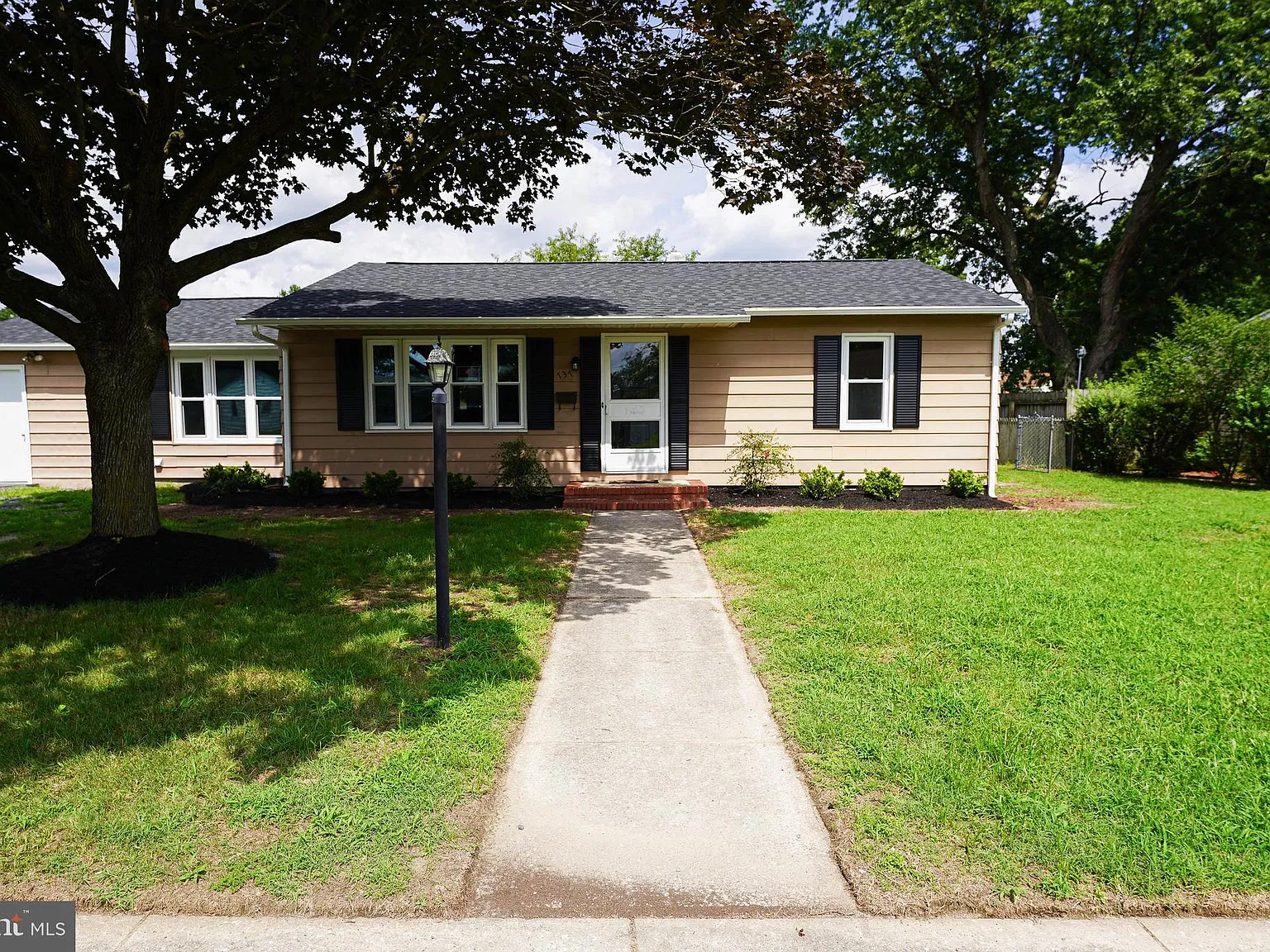 3 bed, 1.5 bath, 1656 sqft, $1,895 — Photo 2
