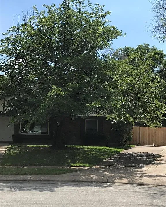 1001 Stableway Ln