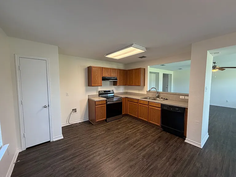 300 Stanford Dr — Photo 5