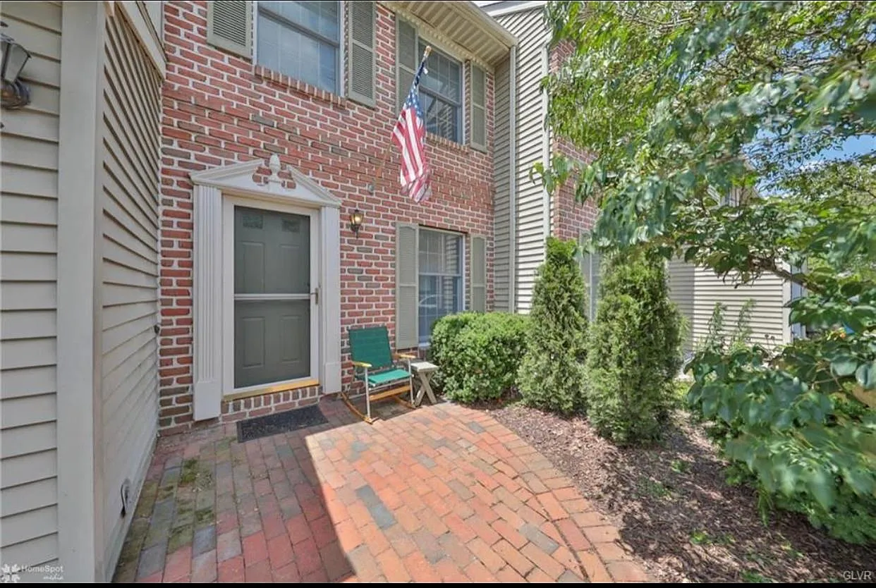 3 bed, 1813 sqft, $2,300 — Photo 2