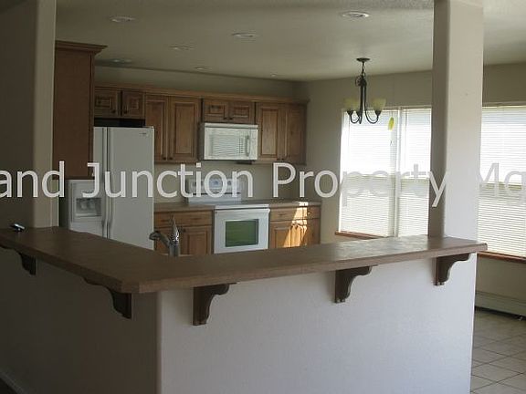 5th image of 402 Bear Dance Dr