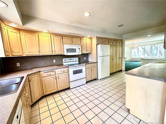4th image of 94 Bellevue Ave