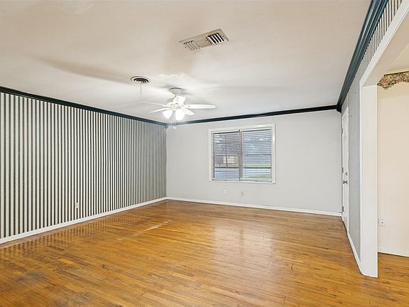 5th image of 302 Bowie St