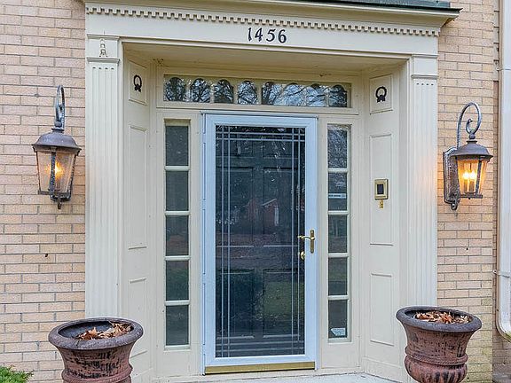 3rd image of 1456 Meadowbrook Ln