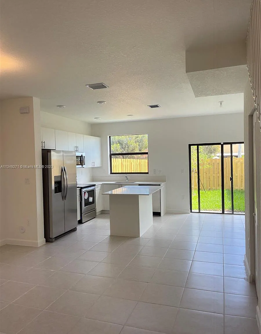 3 bed, 1334 sqft, $2,400 — Photo 3