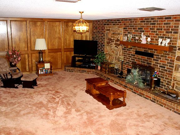 2nd image of 200 N Cantebury Ln