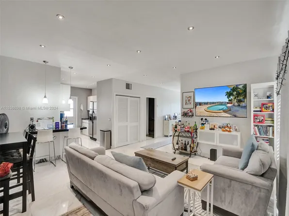 7845 NE Bayshore Ct APT 17, Miami, FL 33138