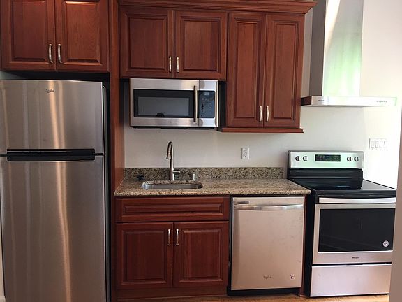 2nd image of 527 W Lake Sammamish Pkwy SE Floor 1