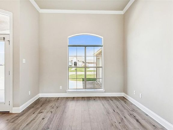 3rd image of 404 Lakewood Dr