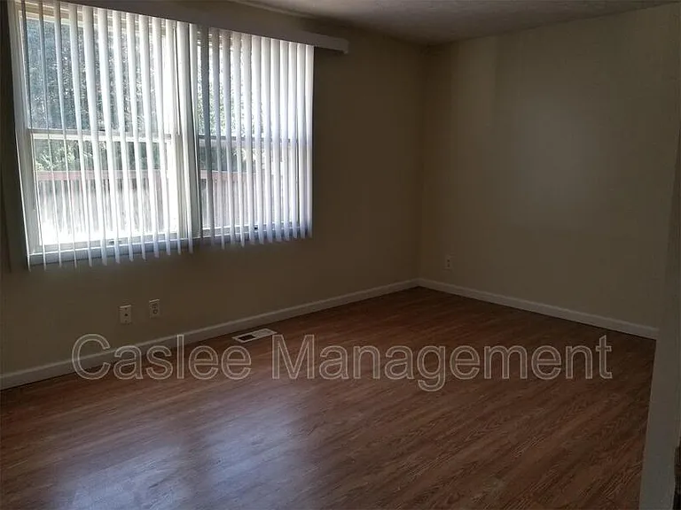 1049 Deleone Dr — Photo 13