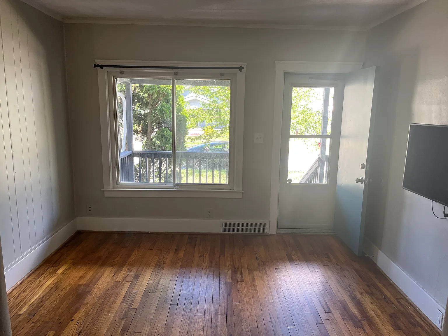 2 bed, 733 sqft, $1,300 — Photo 2