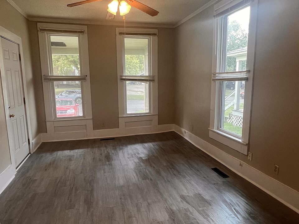 1st image of 121 NE 4th St