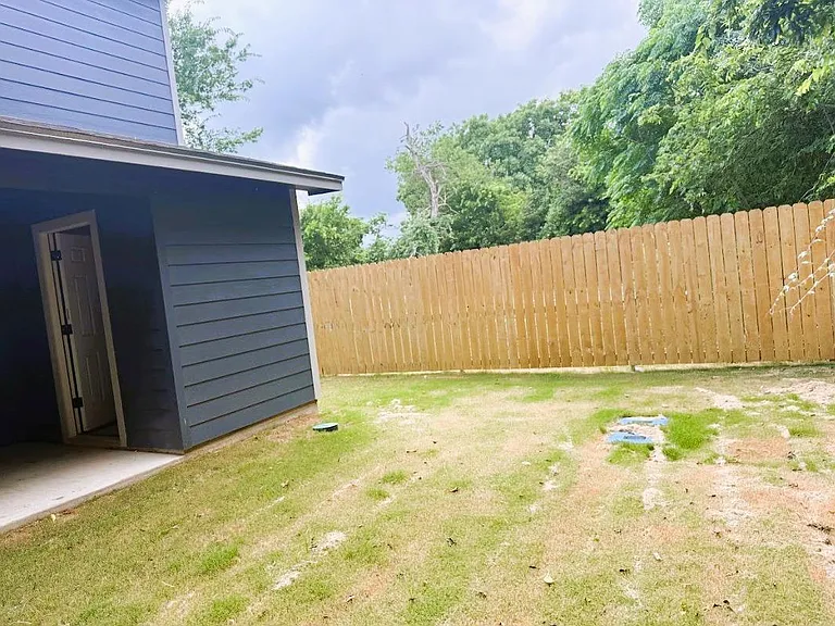 240 W Elm St #A — Photo 16