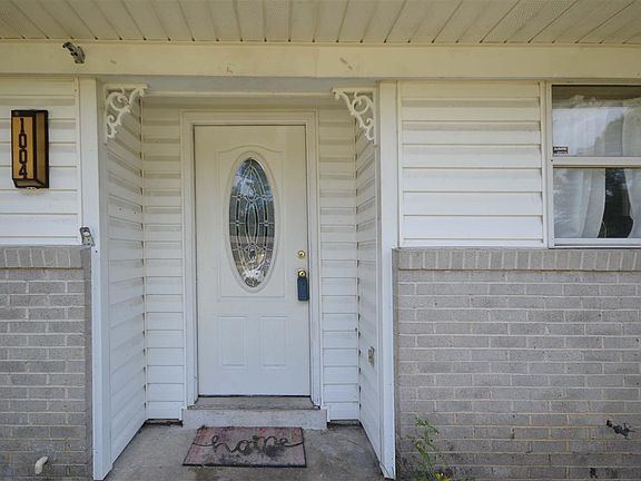 3rd image of 1004 Edison Dr