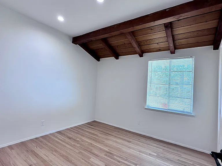 8604 Saloma Ave — Photo 12
