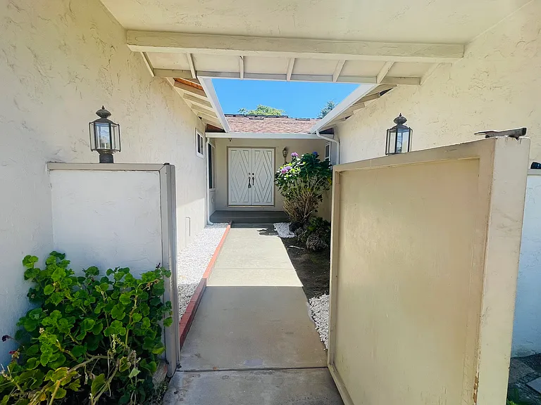 1150 Stafford Dr — Photo 3