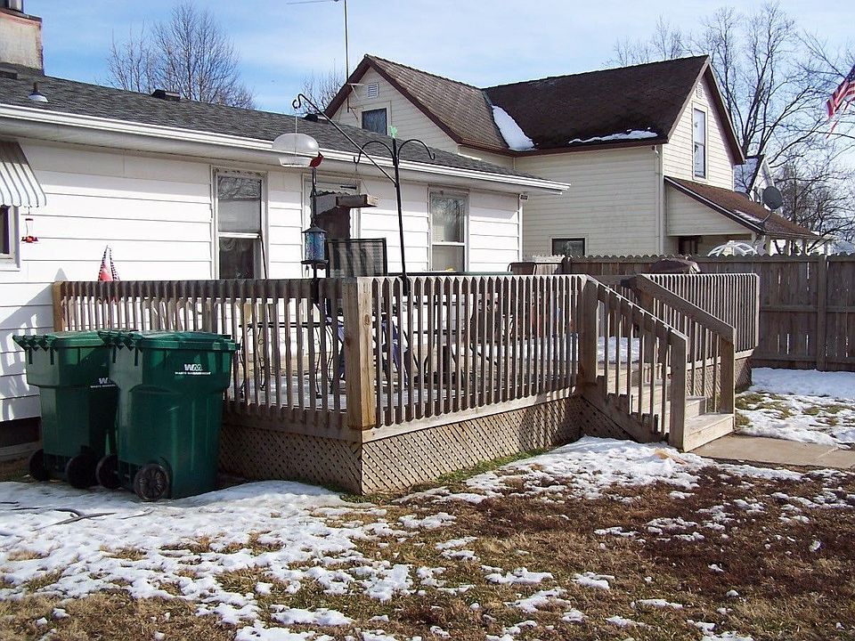 Large deck, fenced yard