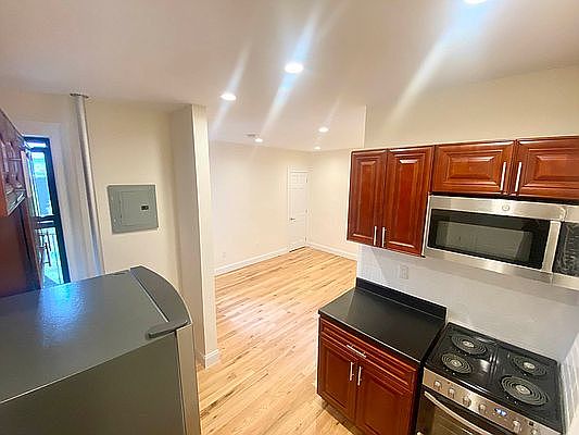 2nd image of 196 Edgecombe Ave #3
