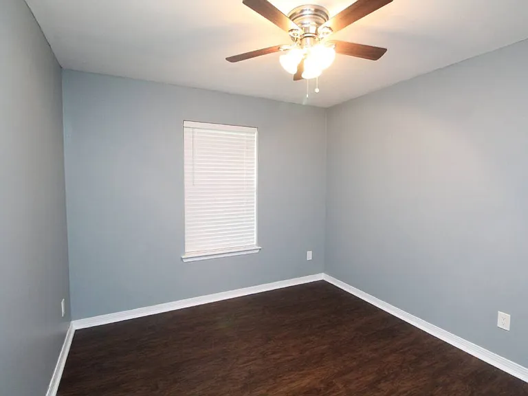 2709 Chicago Ct — Photo 9