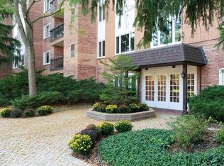 205 Rivershire Ln APT 511, Lincolnshire, IL 60069