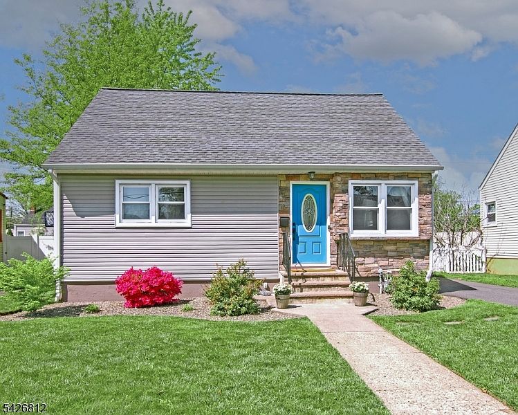 1st image of 104 Hillcrest Ter