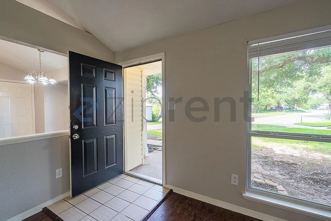 3 bed, 1050 sqft, $1,395 — Photo 4