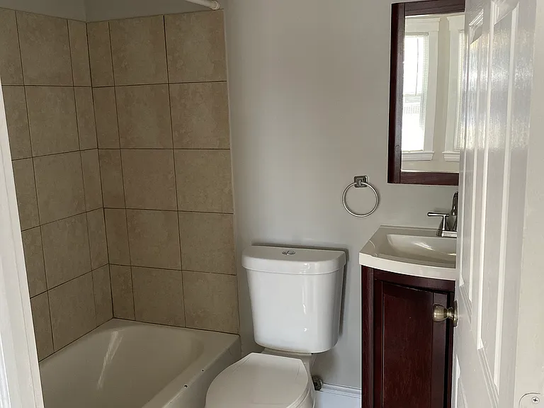 Full bath off front bedroom