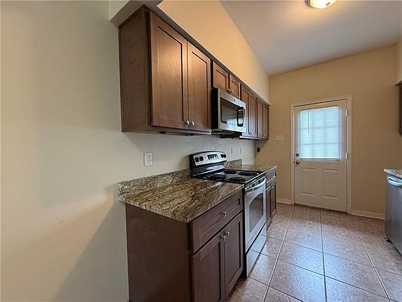 3rd image of 150 Acadian Oaks Dr APT 16