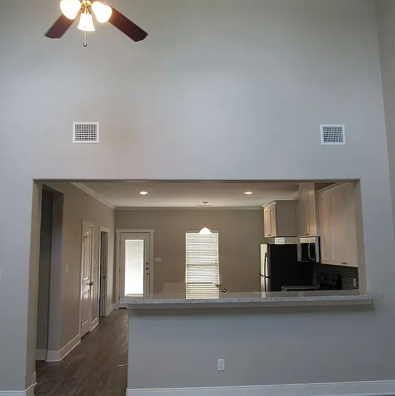 122 Waverly Dr — Photo 2