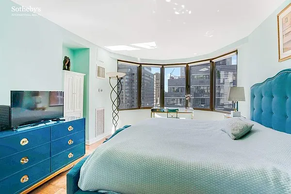 Sold by Sotheby's International Realty | media 9