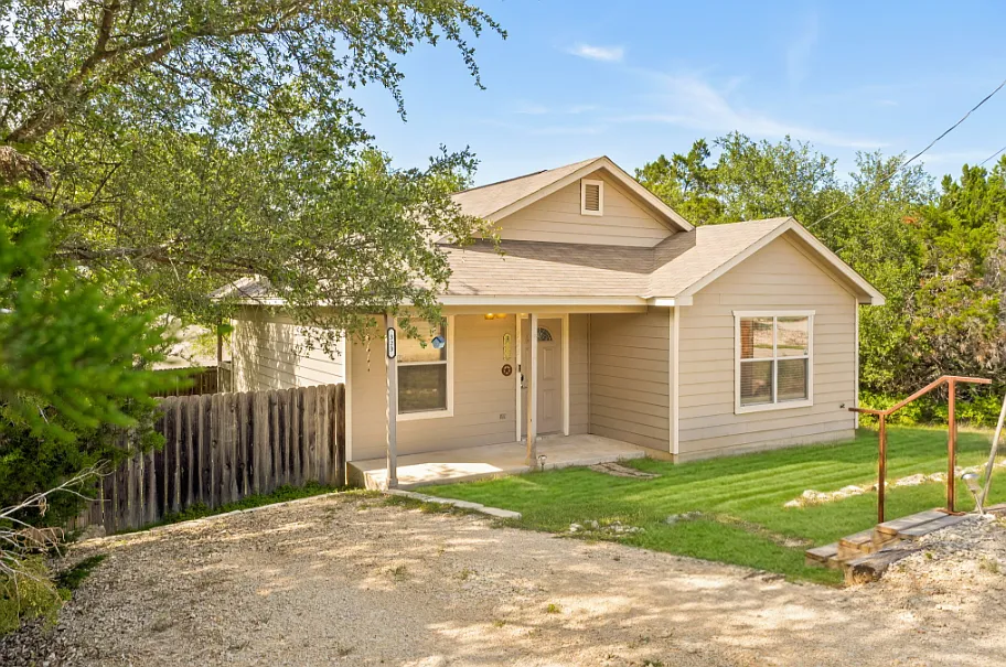 Charming 2-Bed Canyon Lake Duplex with Private Balcony, Fenced Yard & Modern Comforts — Photo 1