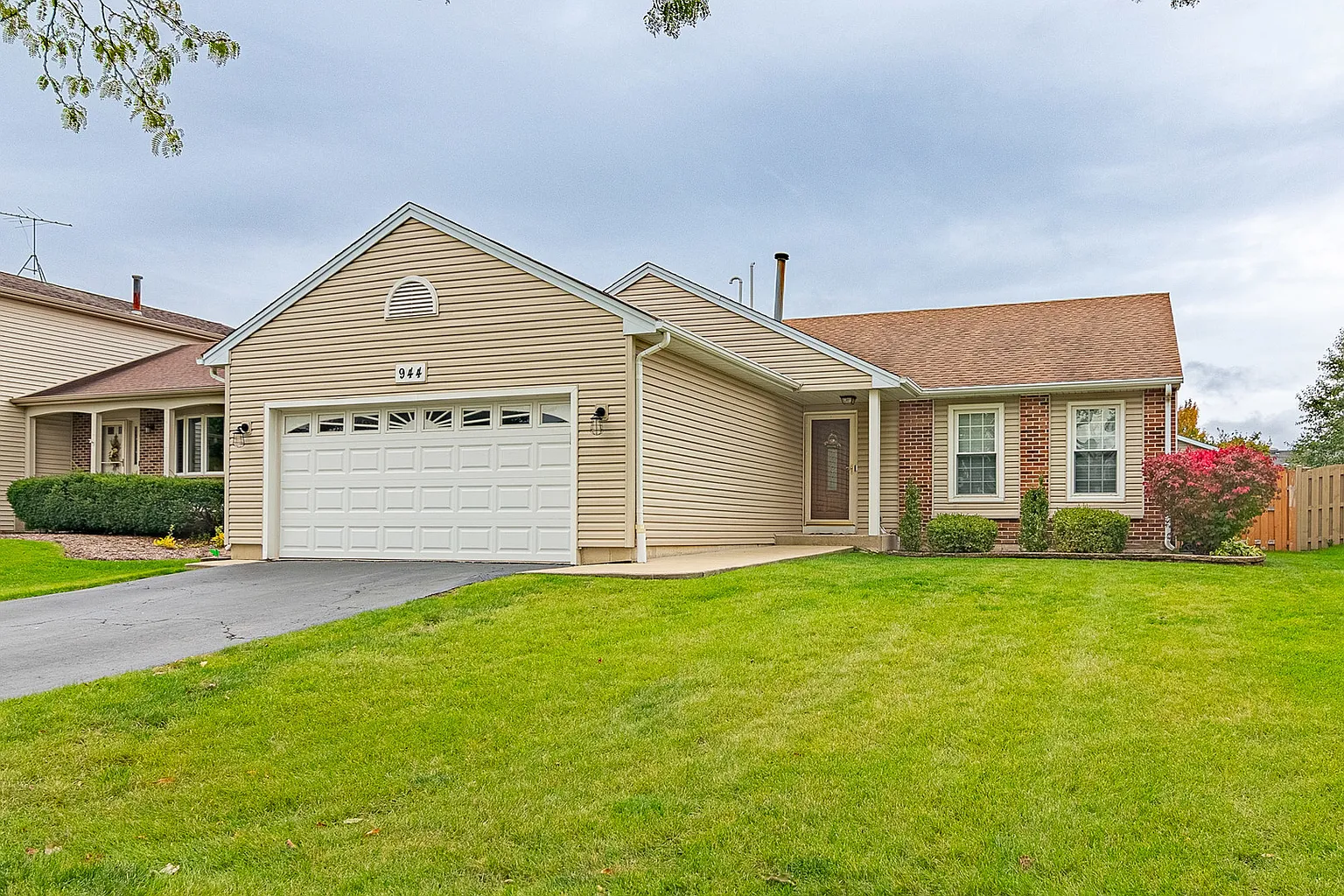 944 Debra Ln photo 1