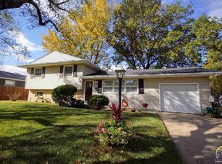 2831 SW McAlister Ave, Topeka, KS 66614