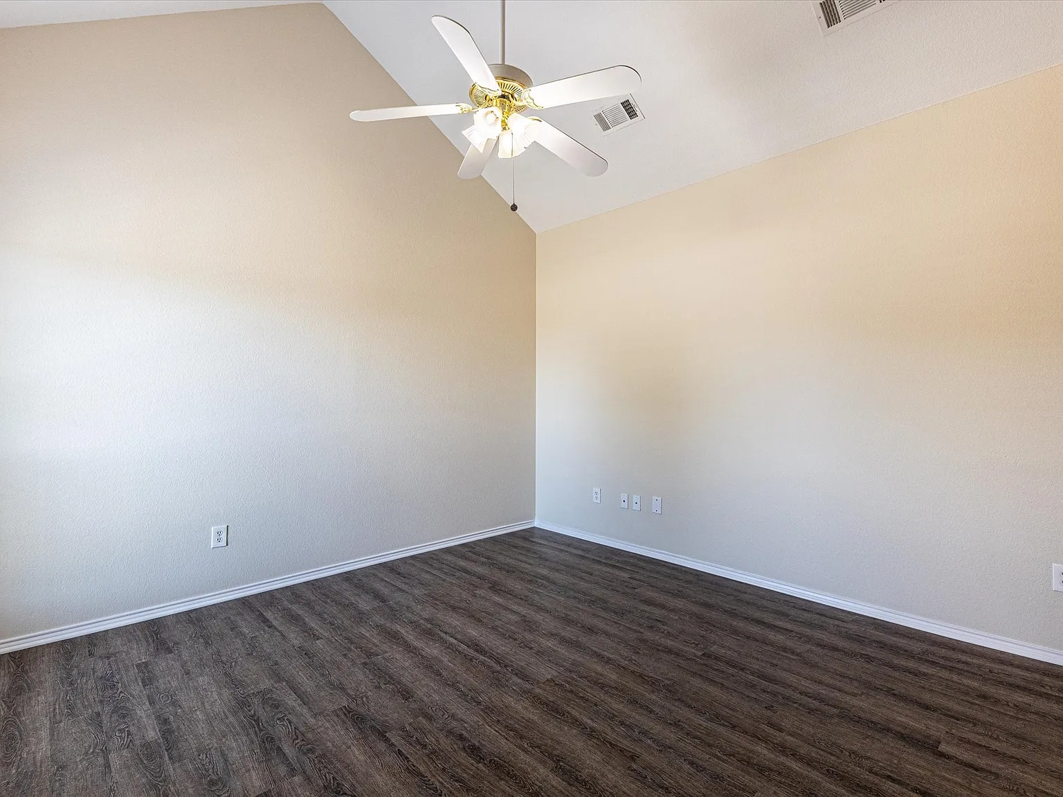 3 bed, 1062 sqft, $1,450 — Photo 2